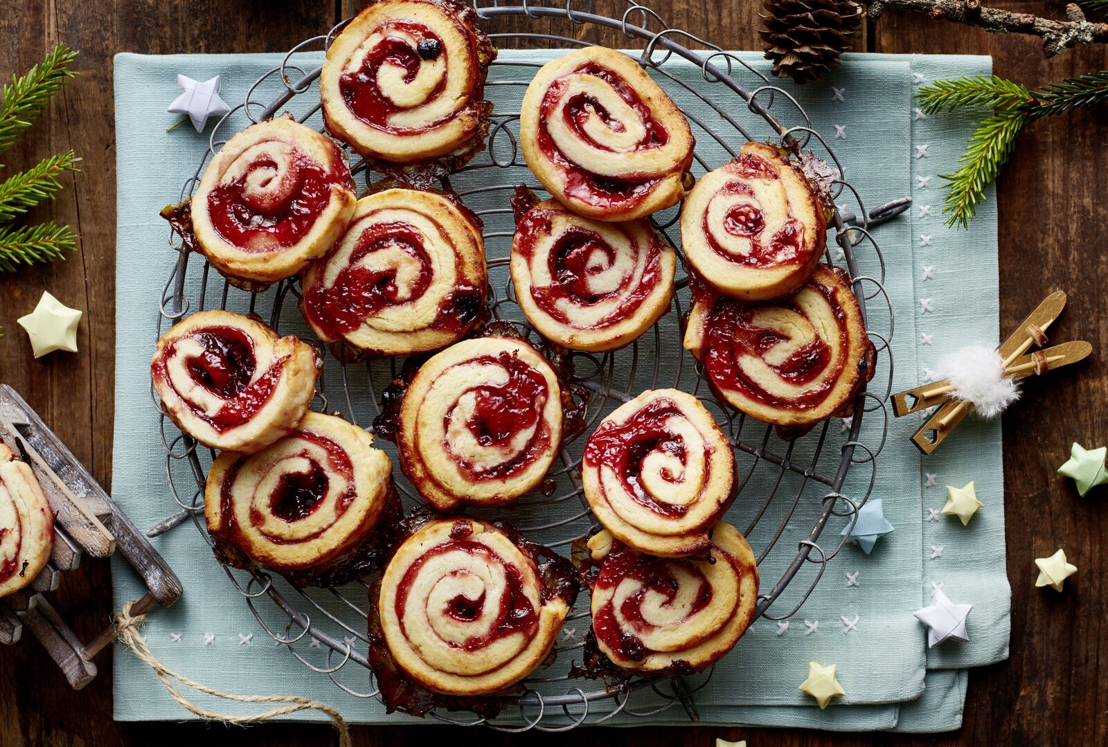 Mehrere Marmeladen-Schnecken angerichtete auf einem Teller in weihnachtlicher Umgebung. | © Isabell Triemer