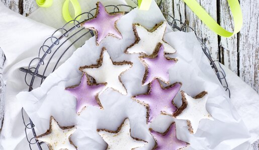 Mehrere bunte Zimtsterne auf einem Teller mit Krepppapier. | © Isabell Triemer