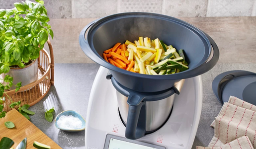 Der Thermomix TM mit dem Dampfaufsatz Varoma, darin wird Gemüse gedämpft | © Vorwerk