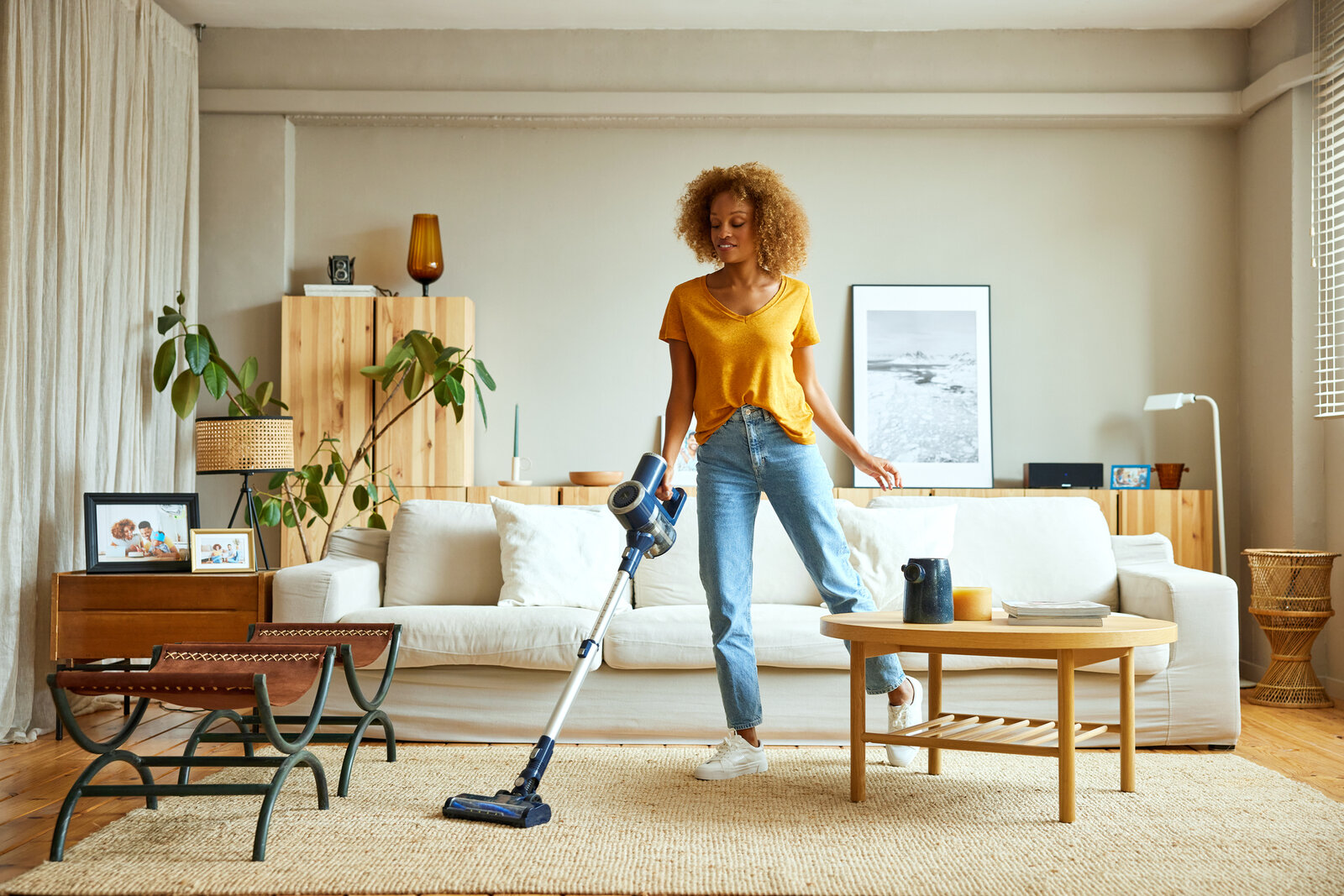 Auf einem blauen Putz-Handschuh liegen zwei runde gelbe Schwämme, ein Stück grün marmorierte Seife und eine grüne Spülbürste | © Elena Belyaeva/stock.adobe.com
