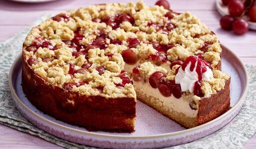 Angeschnittener Traubenkuchen auf einem Kuchenteller. | © Isabell Triemer