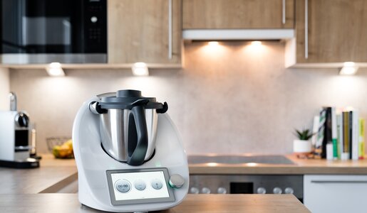 Ein Bild von einem Thermomix TM6 vor einer Küchenkulisse | © Vorwerk