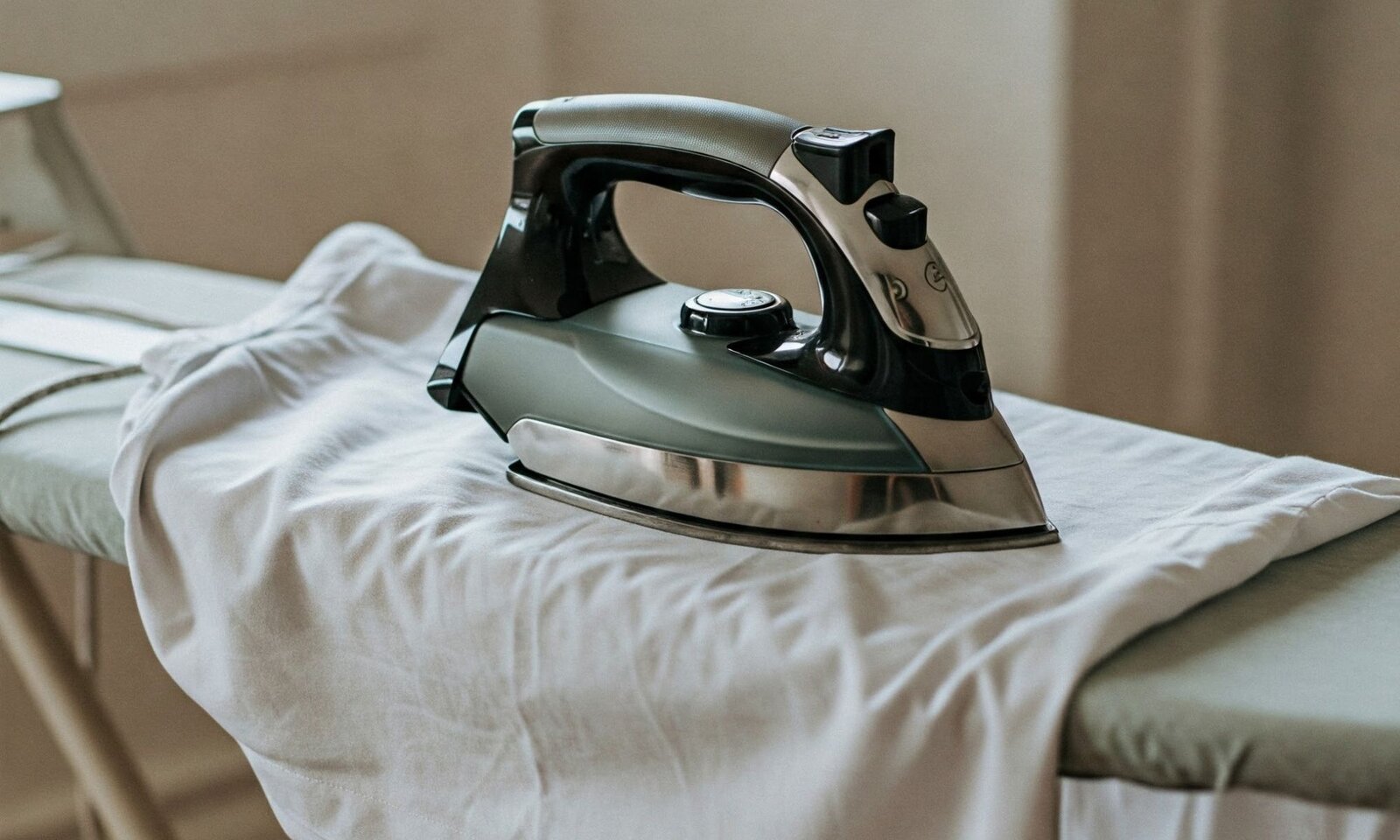 Bügeleisen auf Bügelbrett | © Johanna Steinschulte/KI generiert