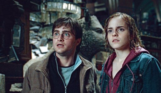 Daniel Radcliffe und Emma Watson im Film "Harry Potter und die Heiligtümer des Todes" | © ddp images/2011 Warner Bros. Ent. Harry Potter publishing rights/J.K.R. Harry Potter characters, names and related indicia are trademarks of/Warner Bros. Ent. All rights reserved./Courtesy Everett Collection