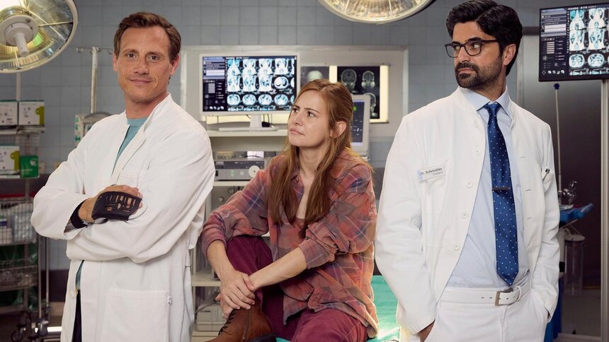 "Dr. Nice" mit Patrick Kalupa als Dr. Moritz Neiss, Josefine Preuß als Charlie Winkler und Maximilian Grill als Dr. Florian Schmidtke (v. l.). | © ZDF
