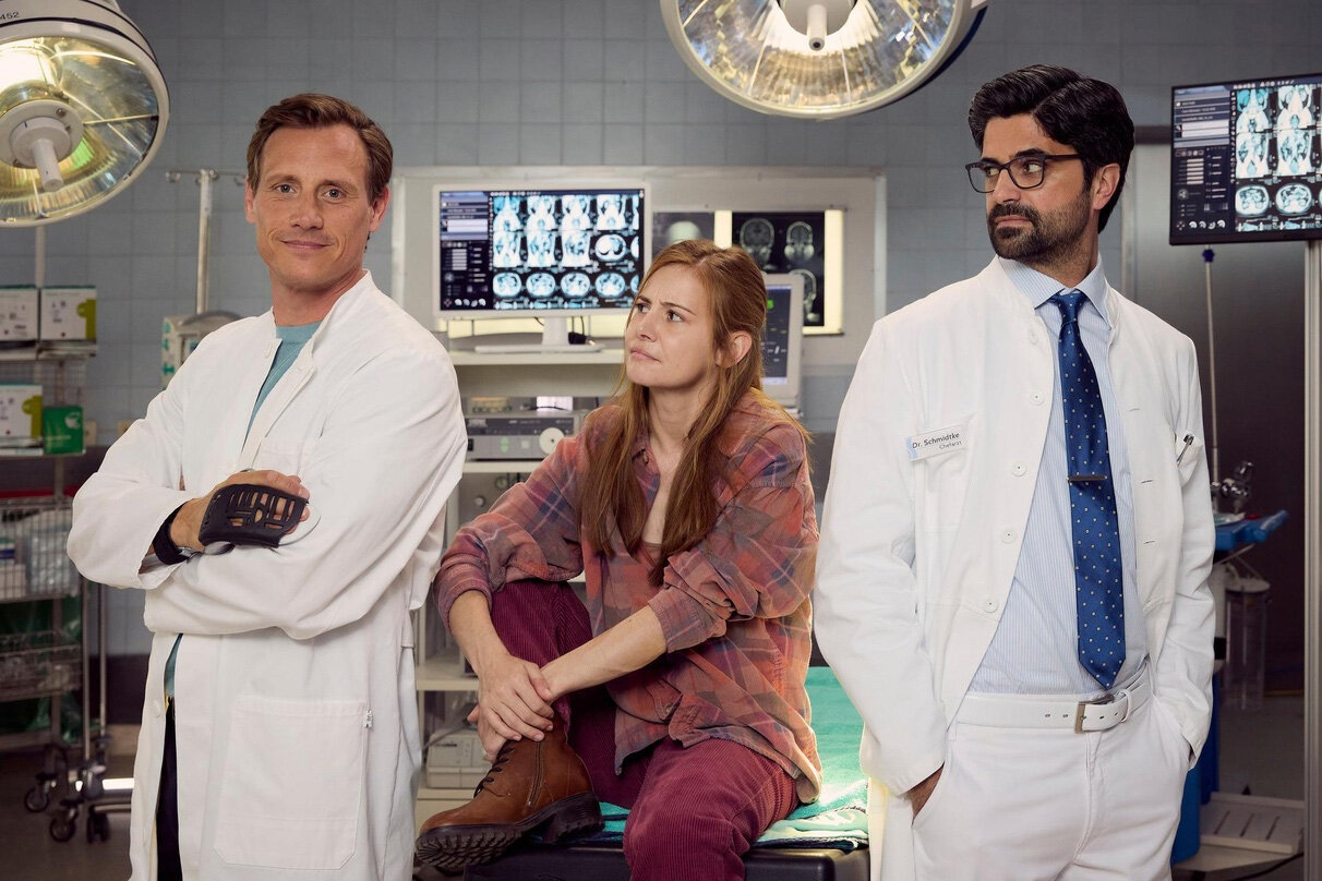 "Dr. Nice" mit Patrick Kalupa als Dr. Moritz Neiss, Josefine Preuß als Charlie Winkler und Maximilian Grill als Dr. Florian Schmidtke (v. l.). | © ZDF