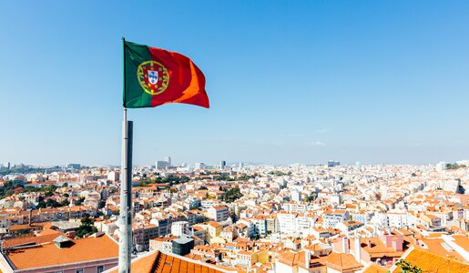 Portugalflagge, Lissabon im Hintergrund | © gettyimages / Alexander Spatari