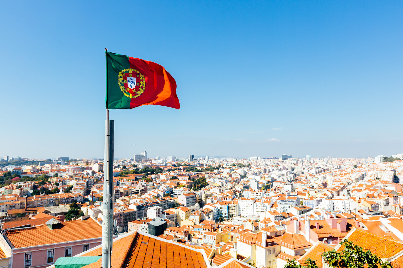 Portugalflagge, Lissabon im Hintergrund | © gettyimages / Alexander Spatari