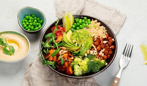 Buddah Bowl mit Tahini-Dressing | © gettyimages / bit245