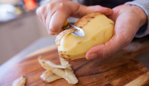 Achtung giftig! Deshalb solltest du deine Kartoffeln immer schälen | © Getty Images / Capelle.r
