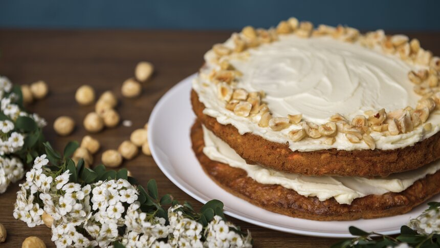 Möhrenkuchen mit Frosting und Nüssen | © gettyimages / Grygorii Shvets