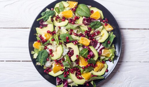 Avocado-Salat mit Orange und Granatapfel | © Getty Images / Whitestorm