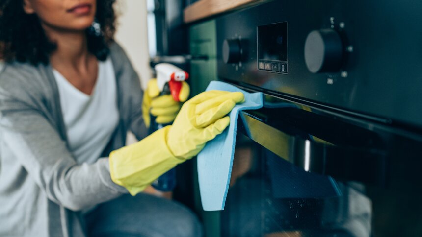 Mit diesen Hausmitteln bekommst du deinen Backofen wieder richtig sauber  | ©  Getty Images / VioletaStoimenova