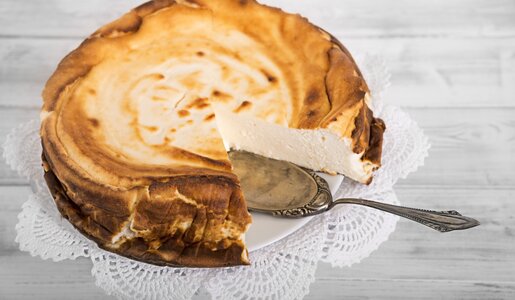 Käsekuchen auf Tortenplatte | © Getty Images / Westend61