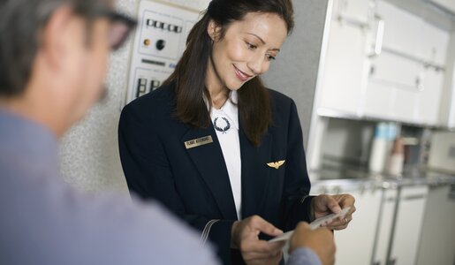 Darum mustern dich Flugbegleiter*innen beim Boarding so intensiv | ©  Getty Images / Jupiterimages
