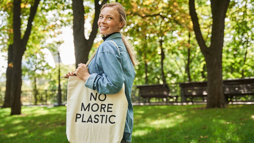 Frau mit Tasche | © Getty Images / YakobchukOlena