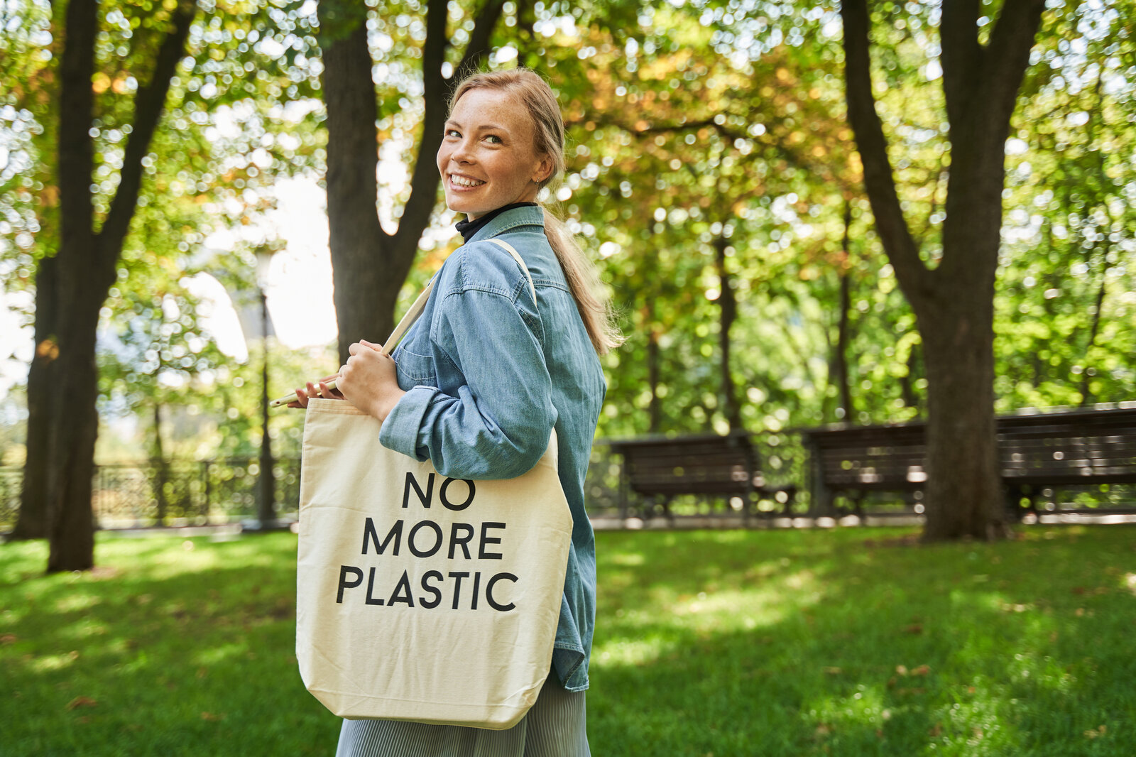 Frau mit Tasche | © Getty Images / YakobchukOlena