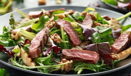 Rumpsteak und Salat | © Getty Images / DronG