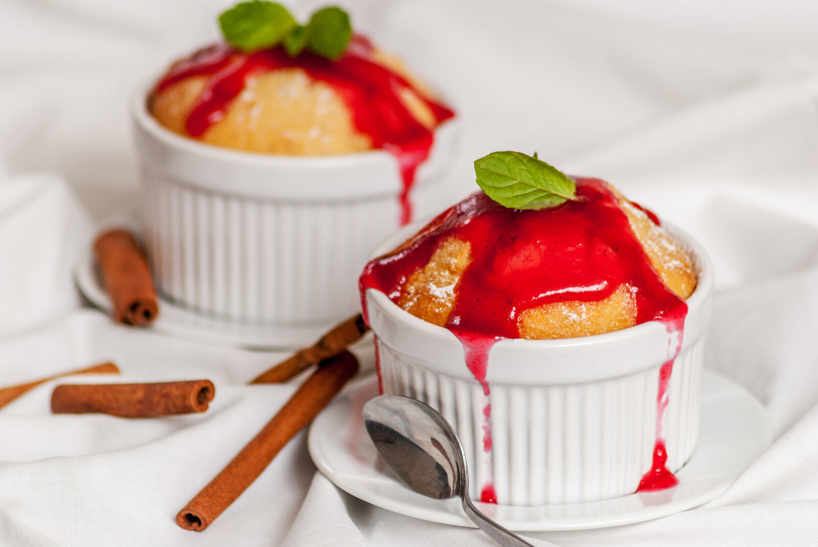 Erdbeer-Souffle | © Getty Images / stockfotocz