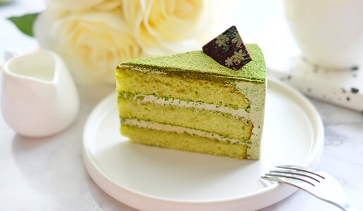 Grüner Kuchen auf Teller | © Getty Images / nbstockphoto; 