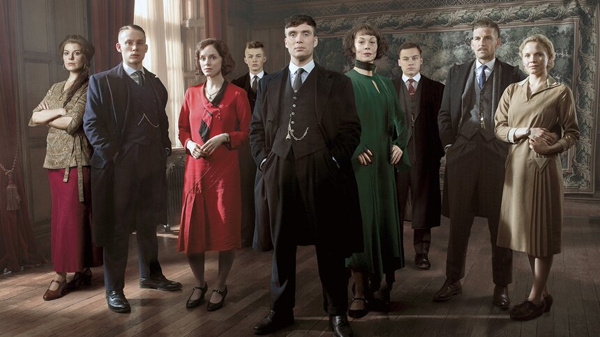 Cilian Murphy als Thomas Shelby und seine Co-Stars aus der britischen Serie "Peaky Blinders" stehen in einem Innenraum auf dunklem Parkett. | © Arte, Tiger Aspect, Caryn Mandabach Productions Ltd. 2017