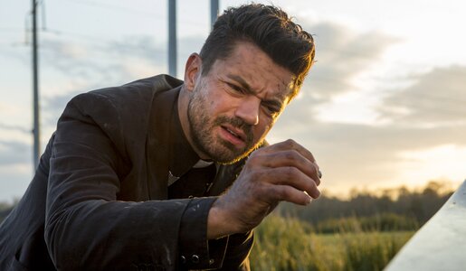 Nachaufnahme von Dominic Cooper im Freien der seine Hand nach etwas ausstreckt in einer Szene der Serie "Preacher" | © Skip Bolen, AMC, Sony Pictures Television