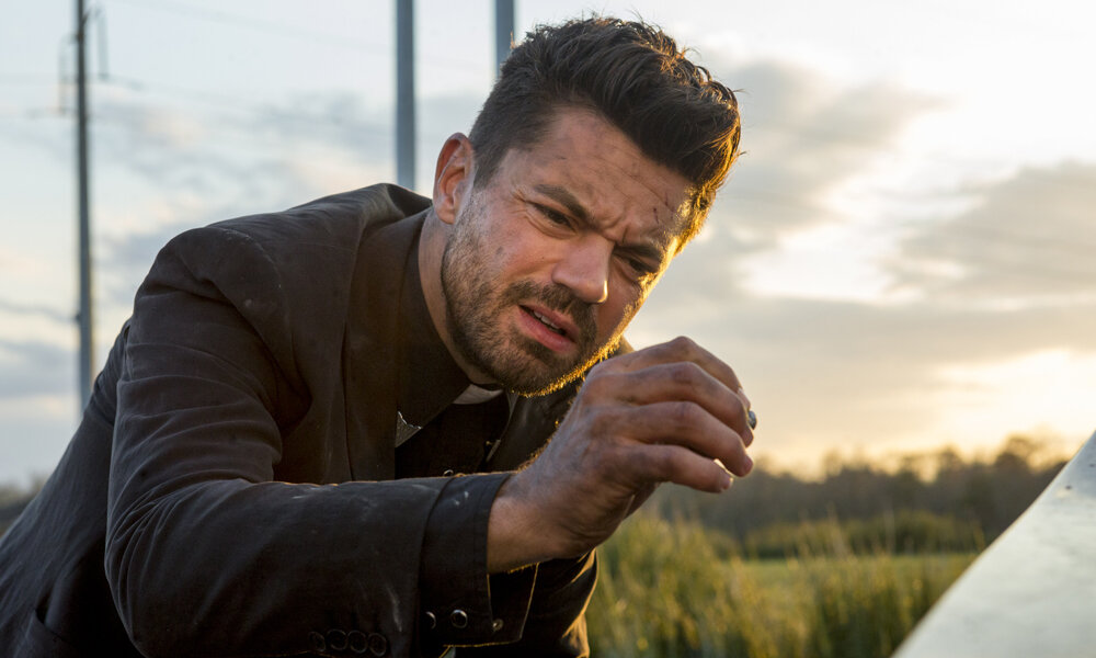 Nachaufnahme von Dominic Cooper im Freien der seine Hand nach etwas ausstreckt in einer Szene der Serie "Preacher" | © Skip Bolen, AMC, Sony Pictures Television