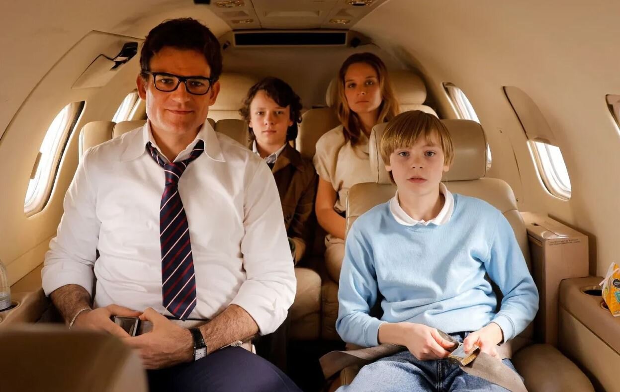  Geschäftsmann und Partylöwe Jochem Erlemann (Torben Liebknecht) mit seiner Familie im Privatjet. | © RTL