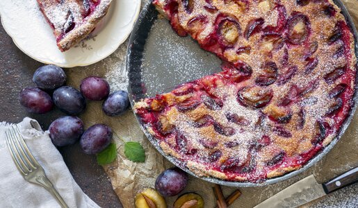 Aufgeschnittener Zwetschgen-Kuchen in einer Form. | © Getty Images / alle12