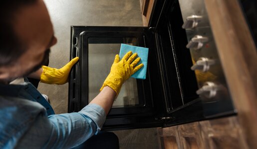 Backofen reinigen | © Getty Images/Zinkevych