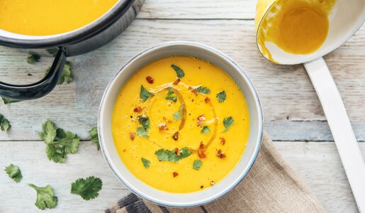 In einer Schale angerichtet befindet sich Kürbissuppe bestreut mit Petersilie. | © Getty Images / Westend61