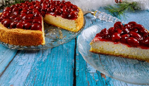 Angeschnittener Kirschkuchen auf einem alten Holzuntergrund in Blau. | © Getty Images / 500