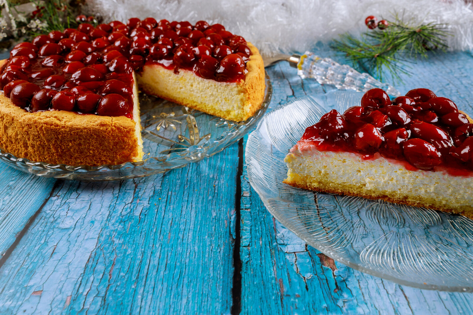 Angeschnittener Kirschkuchen auf einem alten Holzuntergrund in Blau. | © Getty Images / 500