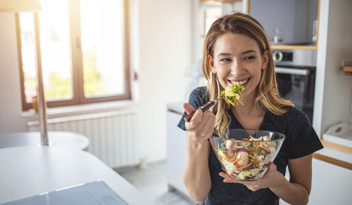 Frau isst Salat | ©  Getty Images / ljubaphoto