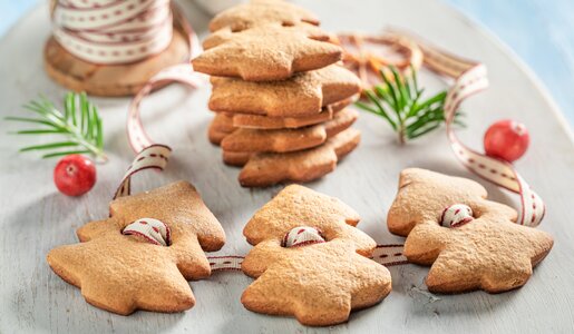 Fluffige Lebkuchen-Tannen als Girlande verbunden. | © Getty Images / Shaiith