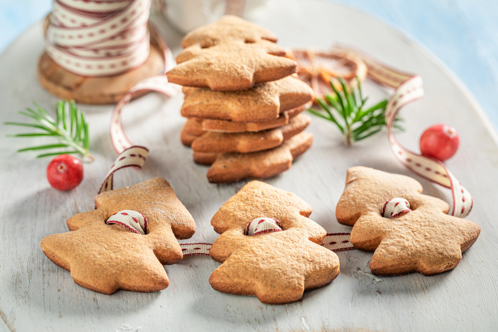 Fluffige Lebkuchen-Tannen als Girlande verbunden. | © Getty Images / Shaiith