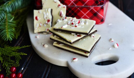 DIY-Schokolade gebrochen vor weihnachtlicher Athmo. | © Getty Images / photo_chaz