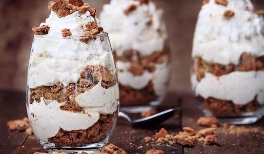 Desserts in Gläsern in weihnachtlicher Athmo. | © Getty Images / StephanieFrey