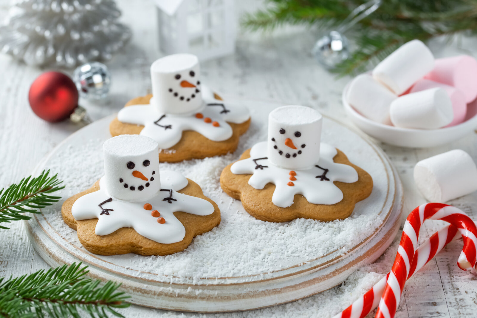 Lustige Schneemann-Kekse in weihnachtlicher Athmo. | © Getty Images / Anna_Shepulova