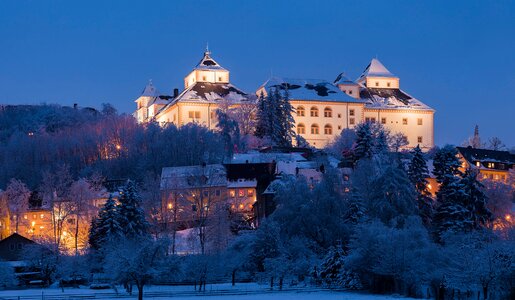 Schloss Augustusburg im verschneiten Erzgebirge in Sachsen. | © Imago