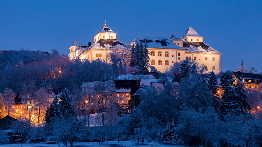 Schloss Augustusburg im verschneiten Erzgebirge in Sachsen. | © Imago