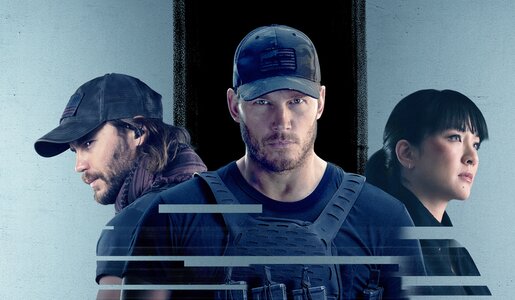 Die Co-Stars Taylor Kitsch, Chris Pratt und Constance Wu sind auf dem Plakat zur Prime-Video-Serie "The Terminal List" in dunkler, militärisch anmutender Serie vot einem grauen Hintergrund zu sehen | © Amazon Prime Video