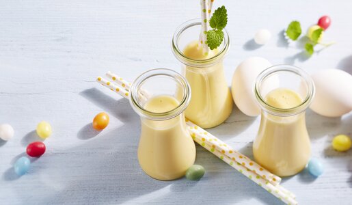 Eierlikör abgefüllt in Gläser in Frühlingshafter Athmo. | © Getty Images / Image Professionals GmbH
