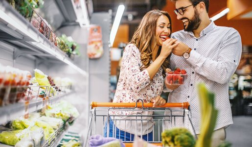 Pärchen probiert im Supermarkt Erdbeeren | ©  Getty Images / Aja Koska