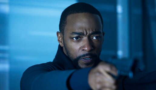 Nahaufnahme von Anthony Mackie in der Netflix-Serie "Altered Carbon" mit grimmig entschlossenem Blick und Waffe im Anschlag | © Netflix/Diyah Pera