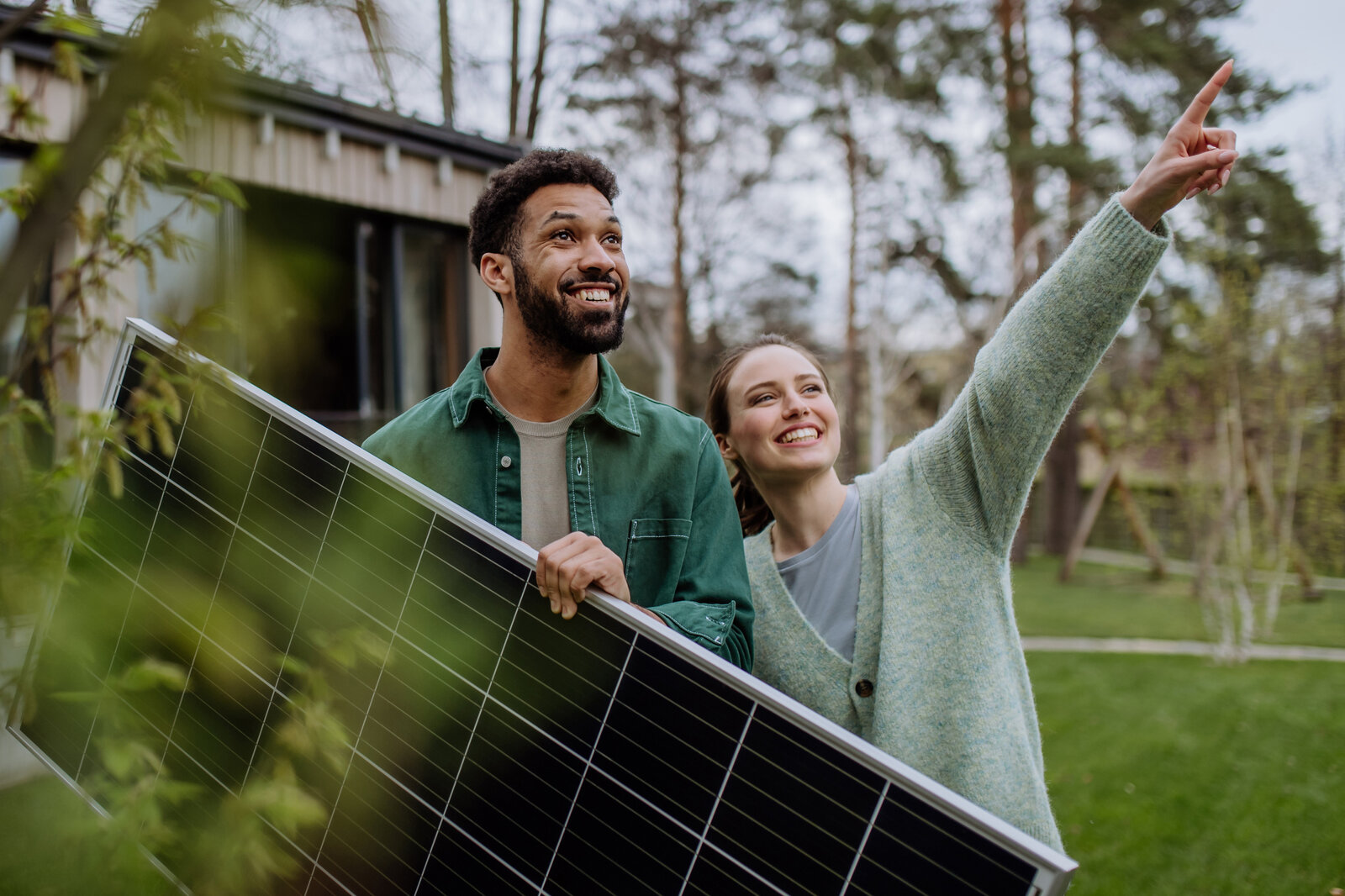 Zwei Personen haben ein Solarmodul in der Hand | © Getty Images/Halfpoint Images