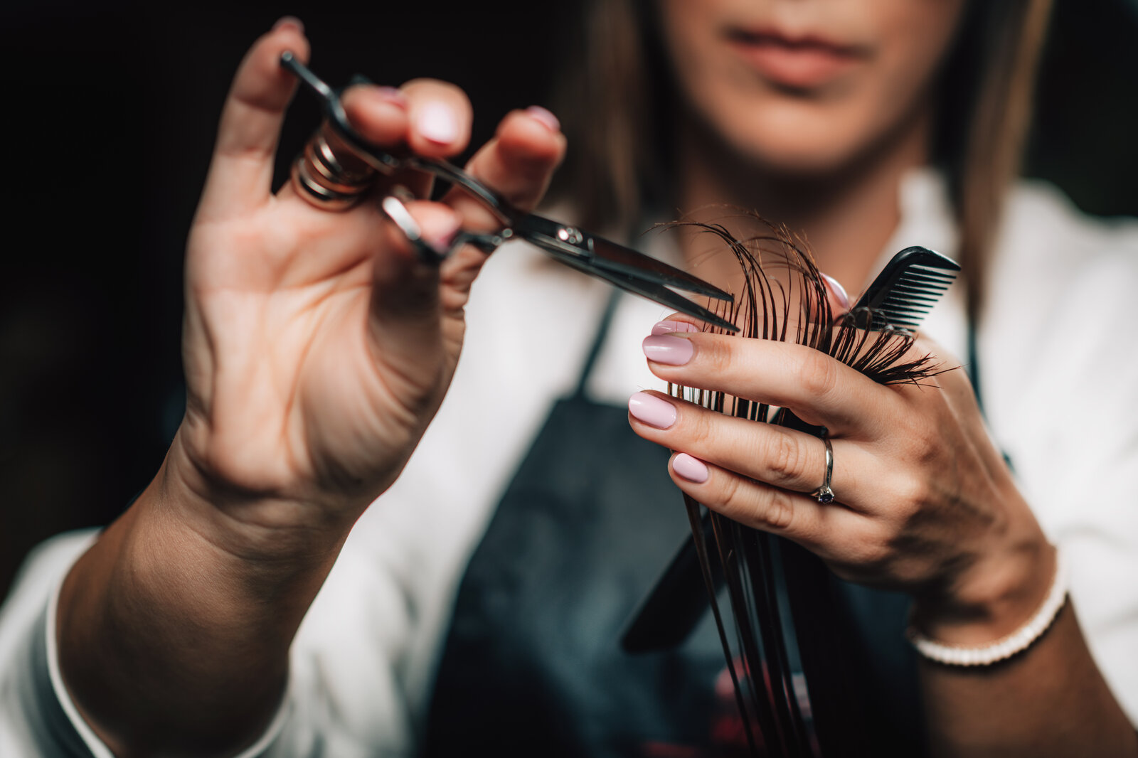 Haare schneiden | © Adobe Stock/Microgen