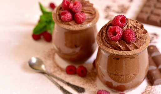 Zwei Schokoladen-Mousse in Dessert gläsern garniert mit Beeren. | © Adobe Stock /  lilechka75