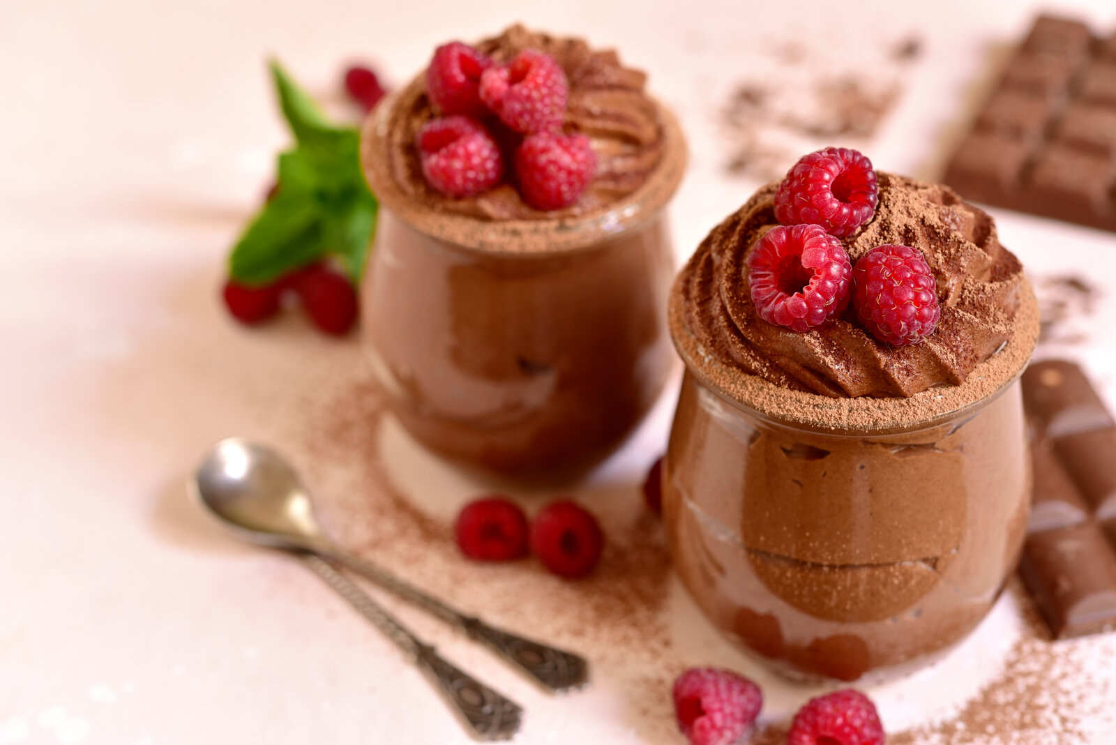 Zwei Schokoladen-Mousse in Dessert gläsern garniert mit Beeren. | © Adobe Stock /  lilechka75