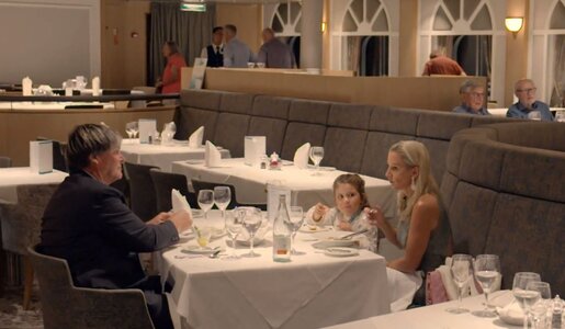 Peggy Jerofke und Steff Jerkel mit Tochter Josephine beim Kreuzfahrt-Dinner.  | © VOX